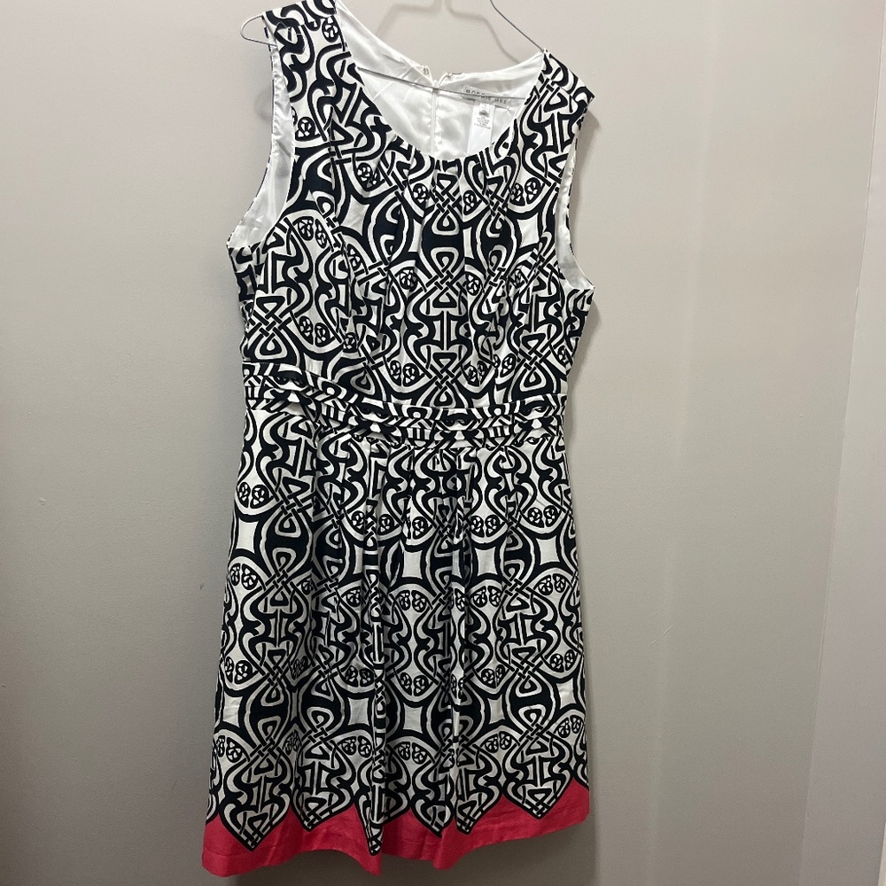 Women’s dress with pockets!